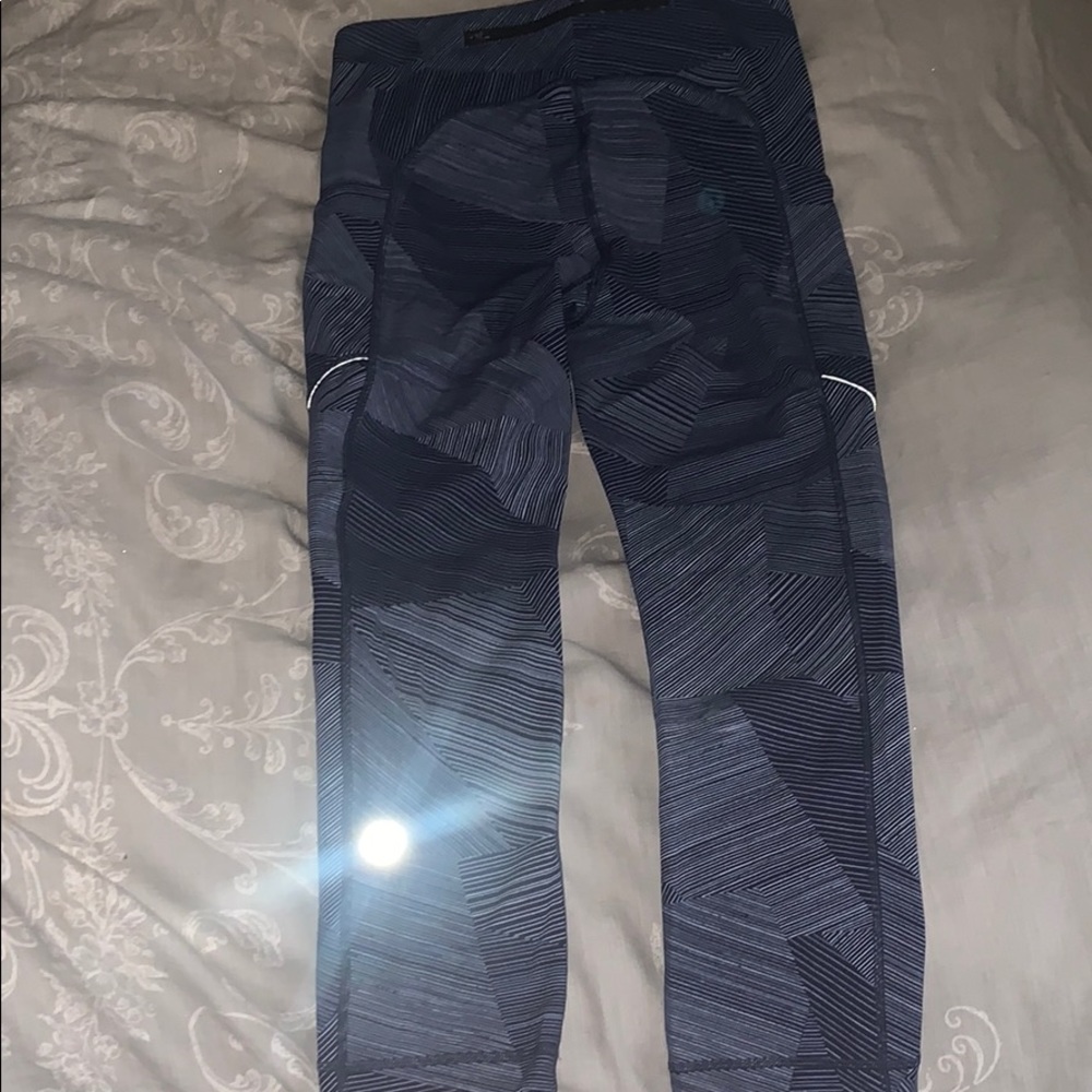 Lulu lemon cropped leggings navy and white size 4 - Picture 3 of 6
